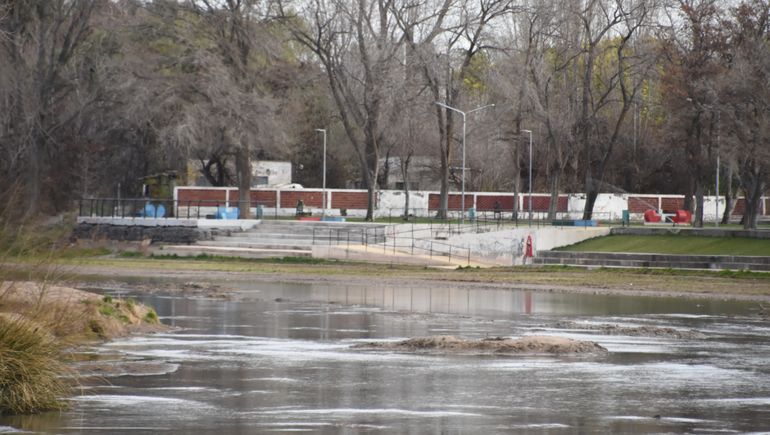 La alegría por la vuelta del agua al río Limay