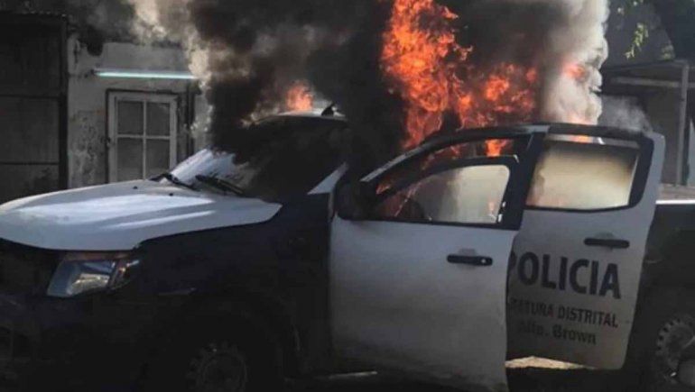 Defendieron a un narco e incendiaron un patrullero
