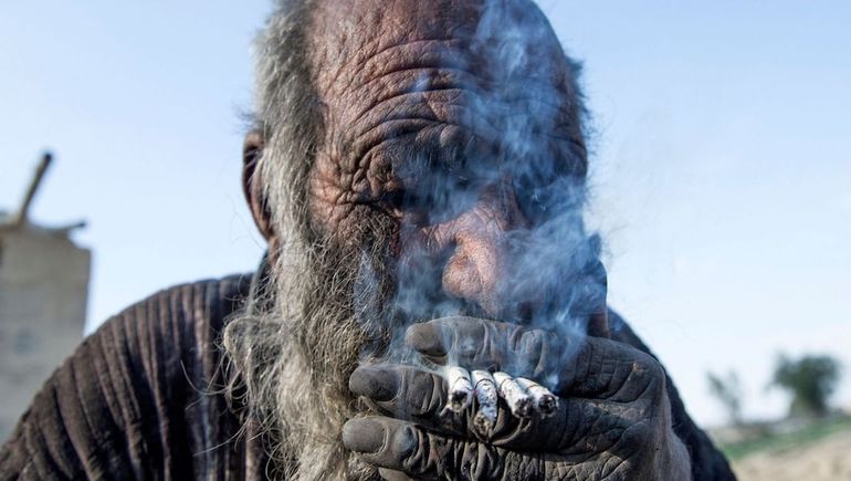 El hombre se convirtió en una figura conocida por su rechazo al baño y su forma de vida aislada. El hombre se convirtió en una figura conocida por su rechazo al baño y su forma de vida aislada.