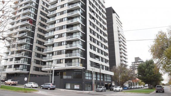 Denuncian que en un edificio se hacen fiestas y amenazan a vecinos
