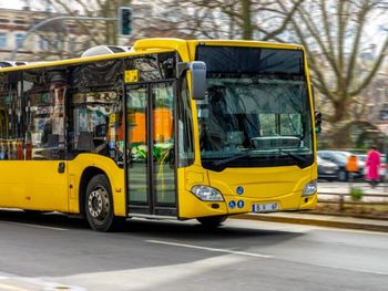 Cayó al bajar del colectivo, perdió el juicio y una contradicción de la empresa cambió todo: qué dijeron.