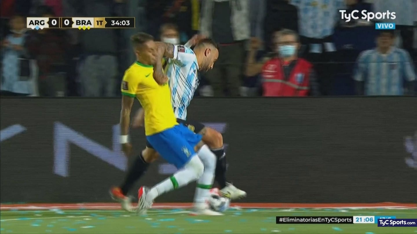 Video: el brutal codazo de Otamendi en la cara de un brasileño