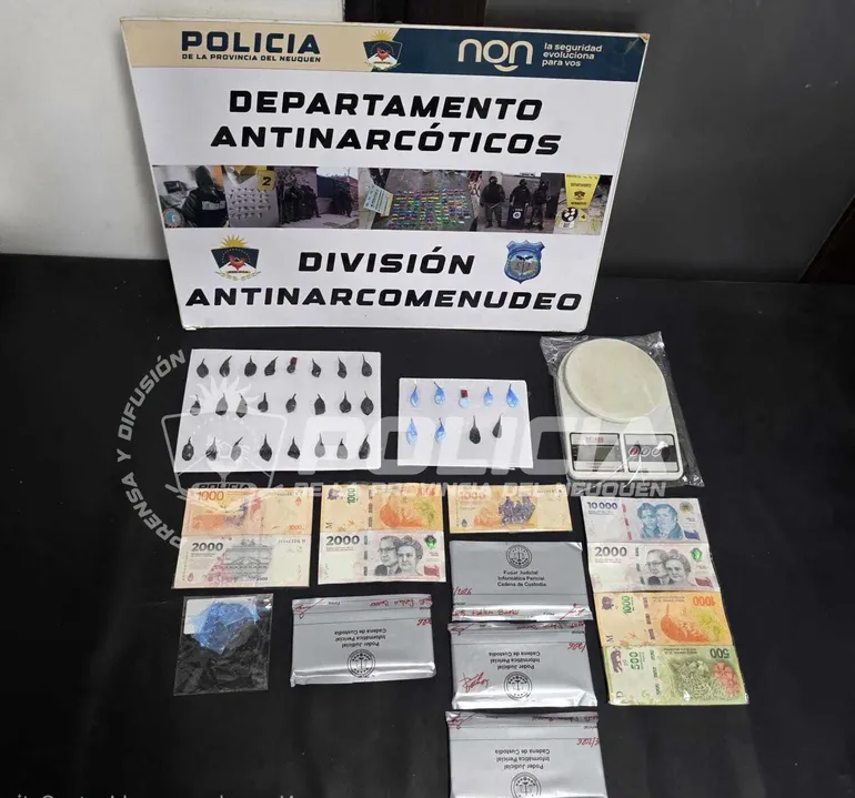 Los efectivos secuestraron cuatro teléfonos celulares, dinero en efectivo y balanzas de precisión digitales. 