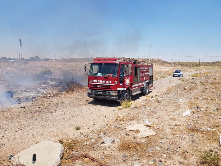 Los bomberos y la Policía acudieron al basural en llamas pero no hallaron a los autores.