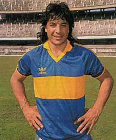 El Búfalo Funes con la camiseta de Boca. No pudo debutar oficialmente por una afección. Murió dos años después.