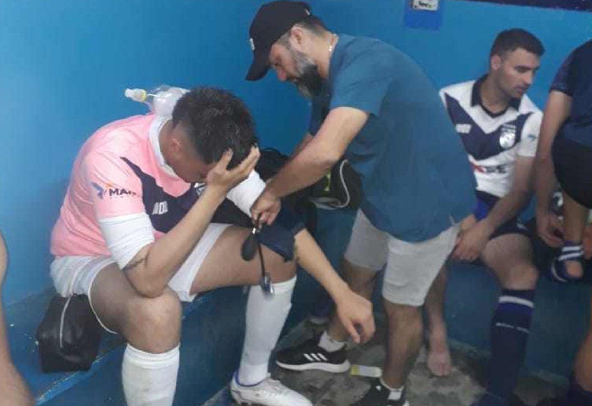 El arquero Maxi Ávila en el vestuario visitante luego de ser agredido.&nbsp;