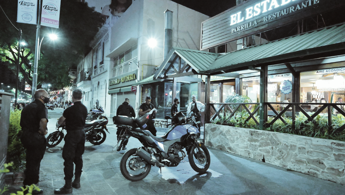 Rosario: balean parrilla y un local de comida rápida