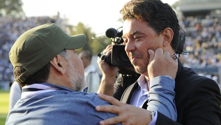 Dos potencias se saludan: el emotivo abrazo Maradona-Gallardo