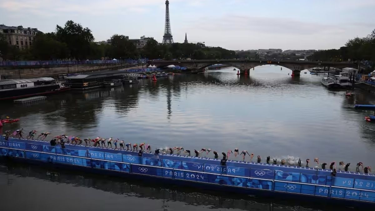 La largada de la prueba de natación en el polémico triatlón femenino de los Juegos Olímpicos de París.