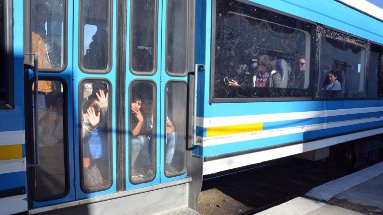 El paro de colectivos llenó los vagones del Tren del Valle