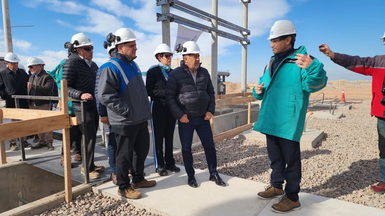 Horacio Marín y Alfredo Cornejo visitaron el Parque Solar El Quemado de YPF Luz.