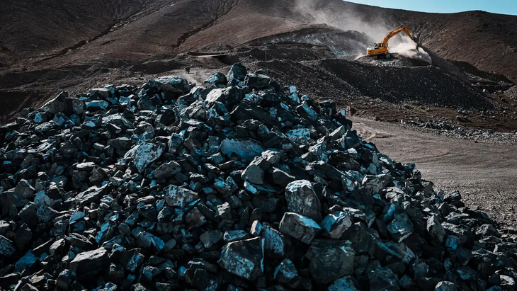 China lidera las reservas globales con 44 millones de toneladas métricas, lo que representa casi la mitad del total mundial. China lidera las reservas globales con 44 millones de toneladas métricas, lo que representa casi la mitad del total mundial.