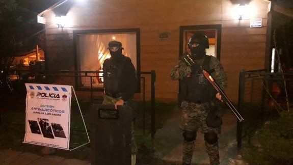 Desbaratan kiosco narco y secuestran auto de alta gama