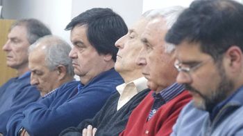 Los cinco condenados por la explosión de Aguada San Roque, menos Roberto Deza que fue absuelto, esperan las penas por el tribunal.