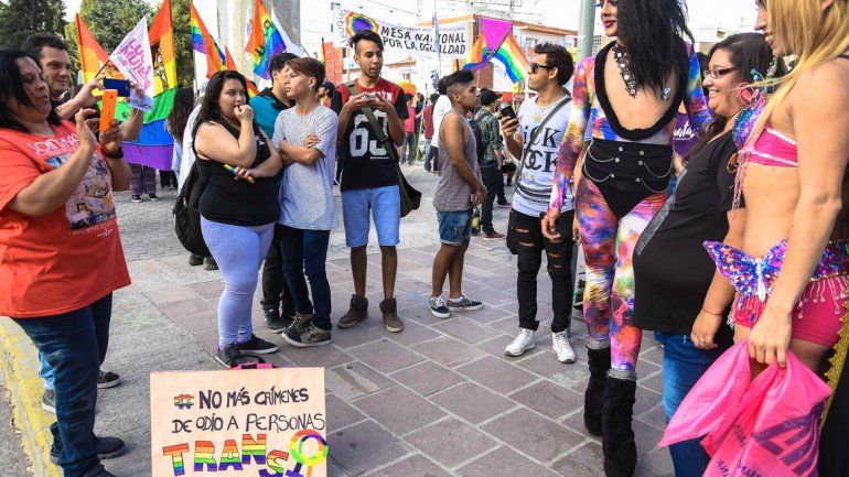 Muy colorida y festiva fue la marcha que se realizó ayer en Neuquén para pedir por una ley en contra de la discriminación.