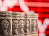 FOTO DE ARCHIVO: Billetes de un dólar de EEUU se ven frente al gráfico que se muestra en esta ilustración tomada el 8 de febrero de 2021. REUTERS/Dado Ruvic/Illustration/File Photo