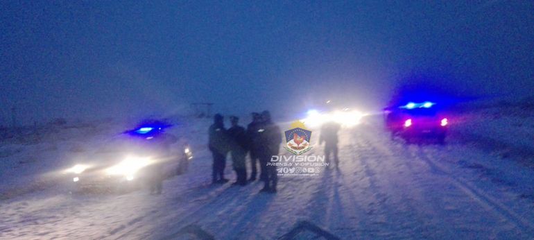 Tres policías heridos al volcar una camioneta en Cutral Co