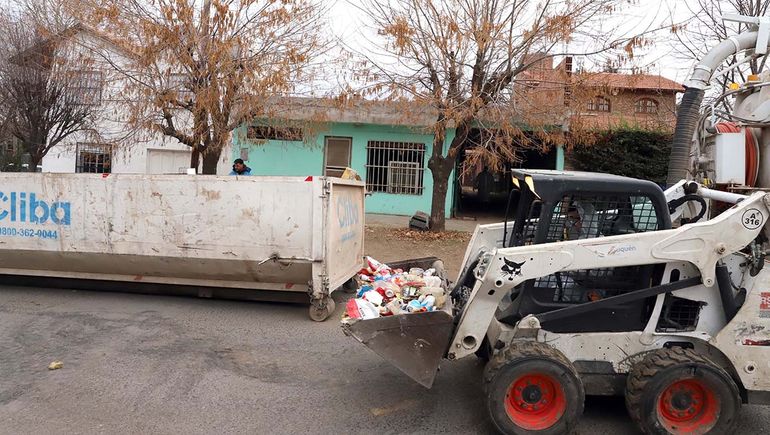 Drama en Cumelén: la Municipalidad intervino por la acumulación de basura y rescataron a 14 perros y gatos