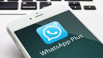 A diferencia de la aplicación tradicional, de color verde, WhatsApp Plus se identifica con el azul. A diferencia de la aplicación tradicional, de color verde, WhatsApp Plus se identifica con el azul.