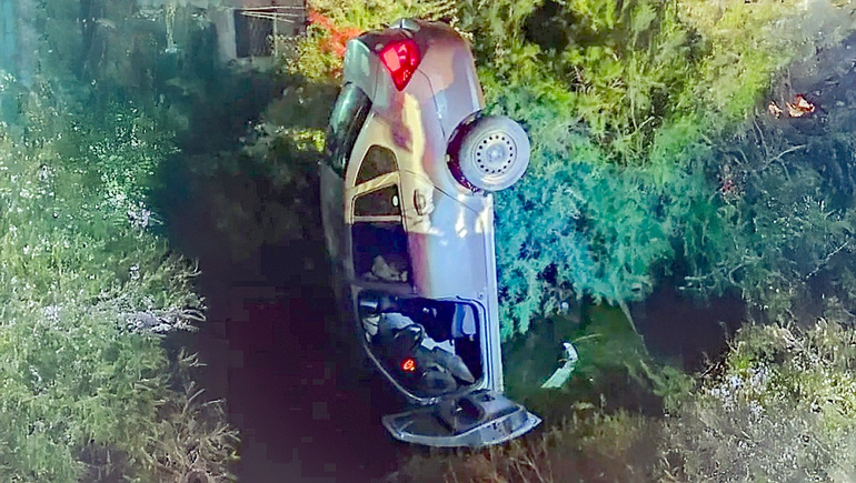 El auto que volcó y cayó al canal. De milagro