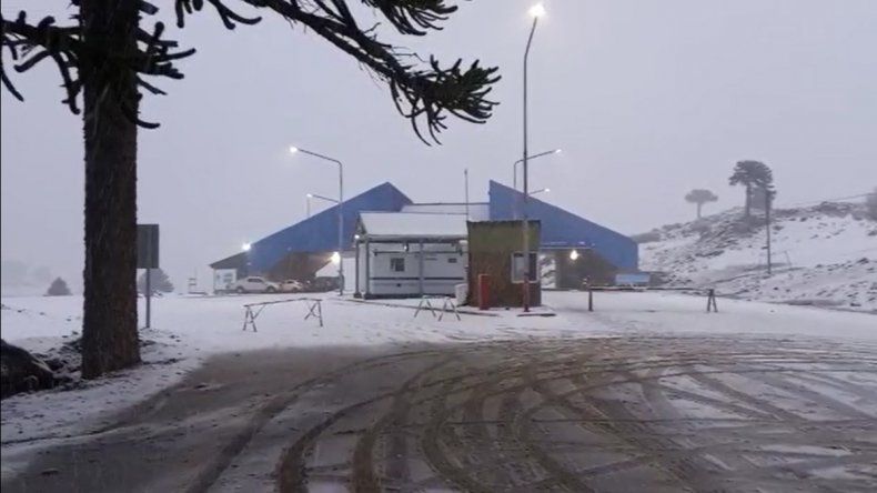 Se reportó que el paso Pino Hachado permanecerá cerrado por acumulación de nieve y viento blanco.&nbsp;