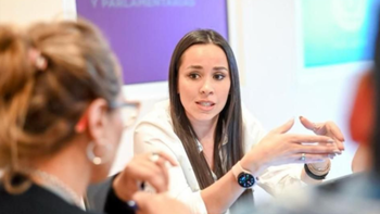 Vanesa Sáez, ahora ex subsecretaria de Atención al Vecino de Ushuaia, fue acusada de encabezar una estafa piramidal en Tierra del Fuego. Vanesa Sáez, ahora ex subsecretaria de Atención al Vecino de Ushuaia, fue acusada de encabezar una estafa piramidal en Tierra del Fuego.