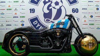 La moto especial que le regalaron a Maradona. La moto especial que le regalaron a Maradona.