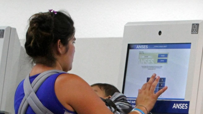 Super bono para beneficiarios de AUH: quiénes recibirán $150.000 en febrero