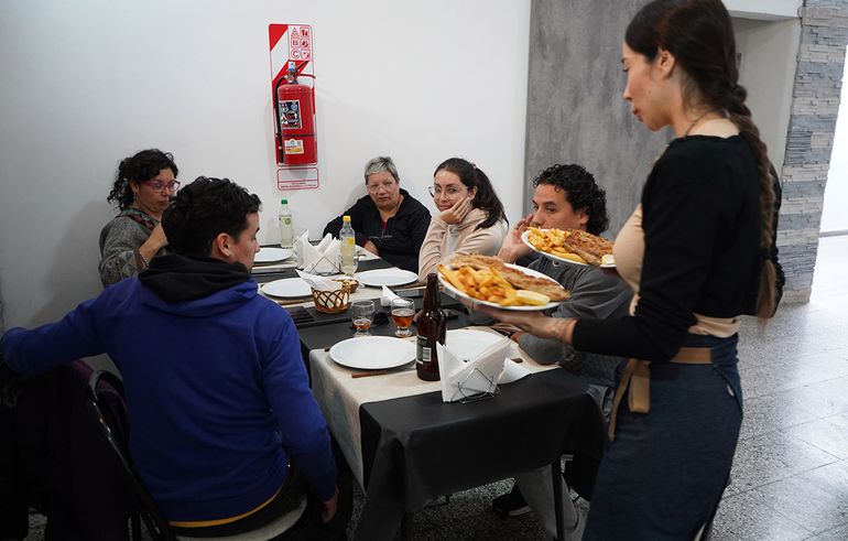 ¿Cuánto sale almorzar en pleno centro? Los neuquinos restringen sus comidas durante los mediodías