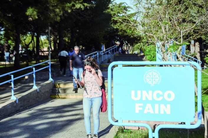 La Universidad Nacional del Comahue concentra estudiantes de la ciudad y de la región. La Universidad Nacional del Comahue concentra estudiantes de la ciudad y de la región.