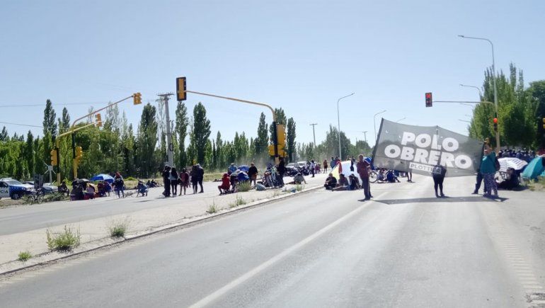 Corte en Avenida Mosconi (ex Ruta 22) y calle Olascoaga en Plottier.