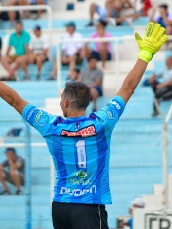 El festejo del arquero que la metió de arco a arco.