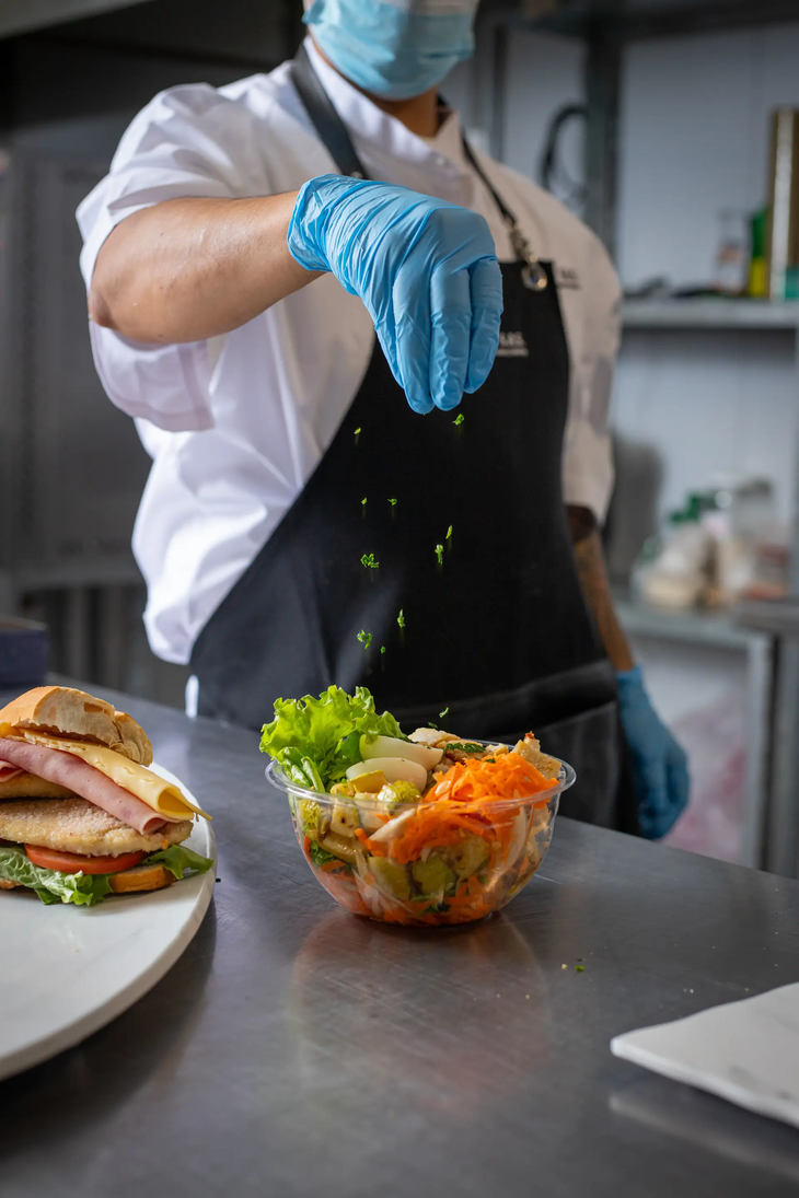 La gastronomía industrial en campamentos petroleros demanda cocineros bajo el exigente régimen rotativo. La gastronomía industrial en campamentos petroleros demanda cocineros bajo el exigente régimen rotativo.