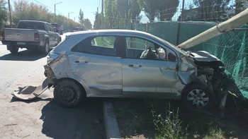 En La Falda, un auto derribó un poste de luz en un violento accidente. En La Falda, un auto derribó un poste de luz en un violento accidente.