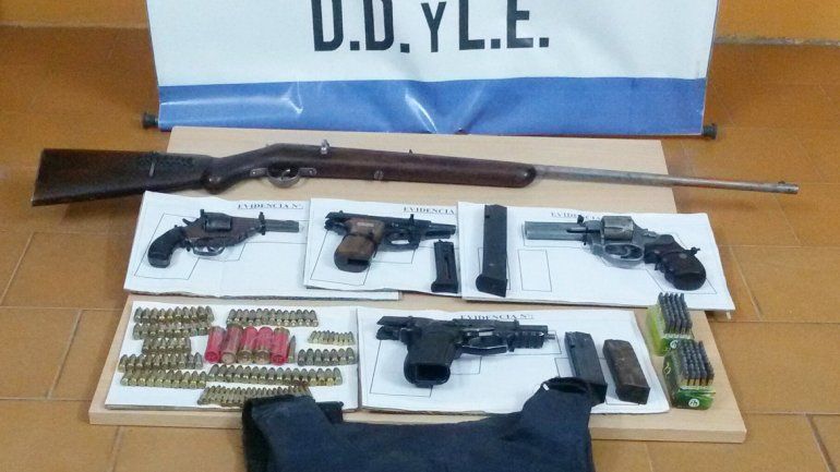 Armas de distinto calibre y tumberas han sido sacadas de circulación por la Policía en distintos procedimientos. A pesar de ellos