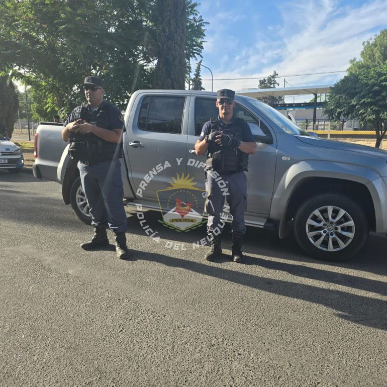 Tras una persecución lograron recuperar la pick-up Volkswagen Amarok robada en pleno centro neuquino. Tras una persecución lograron recuperar la pick-up Volkswagen Amarok robada en pleno centro neuquino.
