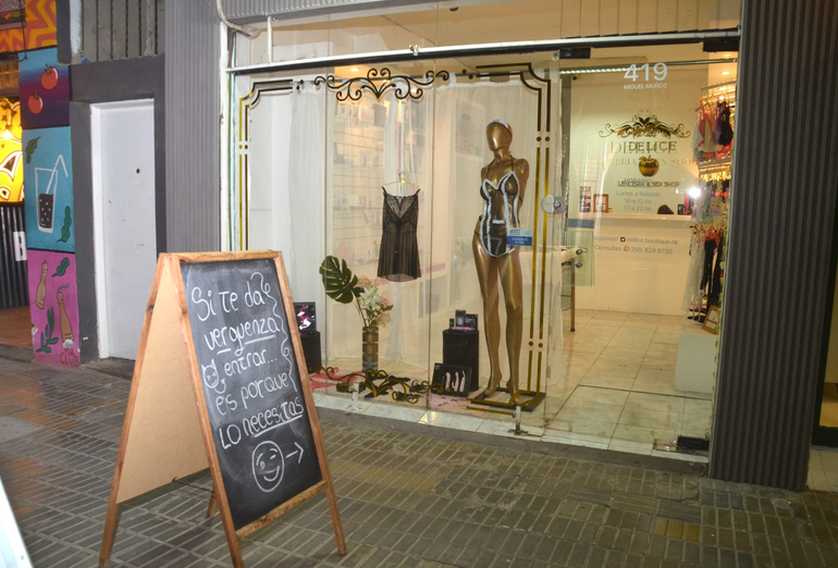 El pizarrón de uno de los sex shop céntricos que invita a perder la vergüenza y entrar por un juguete sexual.