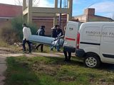 El cuerpo encontrado en el descampado fue trasladado a la morgue para la autopsia. 