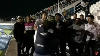 Jugadores a las trompadas con la barra brava