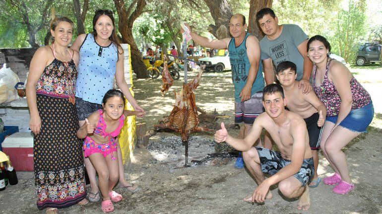El chivito al asador, el manjar navideño del que disfrutaron los turistas en Mariano Moreno