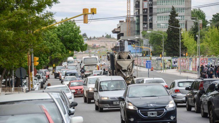 Con cámaras multarán  a los que pasan en rojo