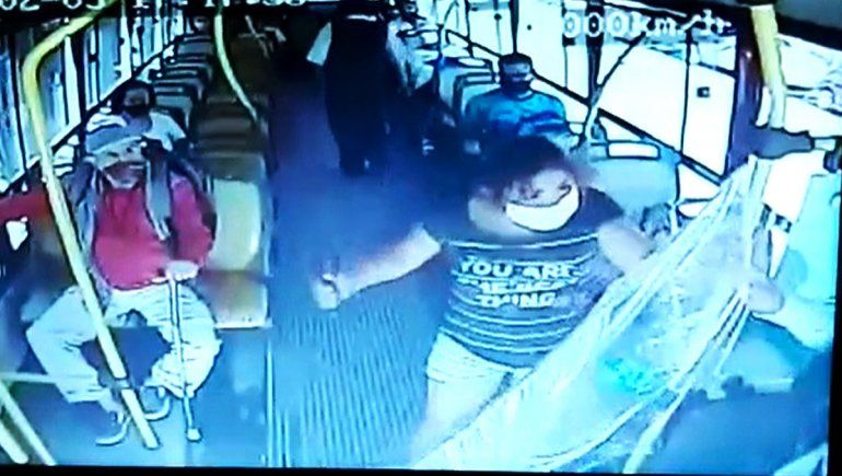 Apuñaló al chofer del colectivo porque le pidió que usara barbijo