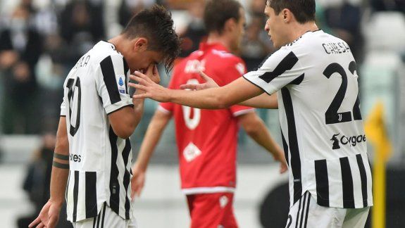 El consuelo a Dybala por parte de sus compañeros.&nbsp;