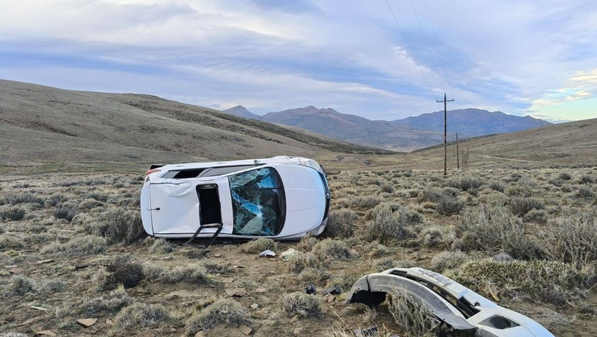 Un matrimonio de turistas volcó en una curva y se salvó de milagro