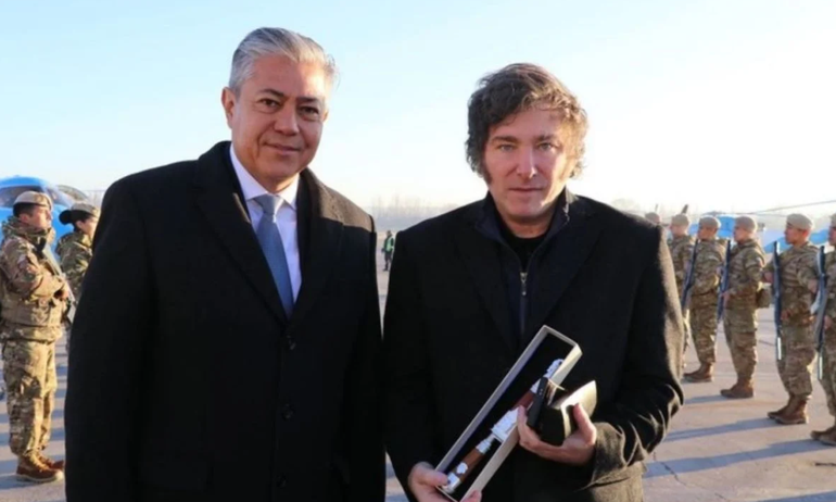 Rolando Figueroa recibió a Javier Milei en el Aeropuerto Presidente Perón. Rolando Figueroa recibió a Javier Milei en el Aeropuerto Presidente Perón.