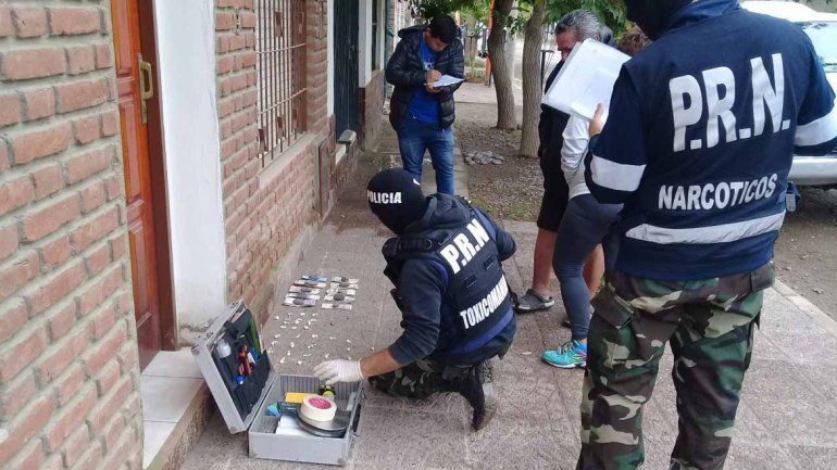 La Policía de Río Negro allanó la vivienda en El Chañar y dio con el clan narco. Tenían 500 dosis.