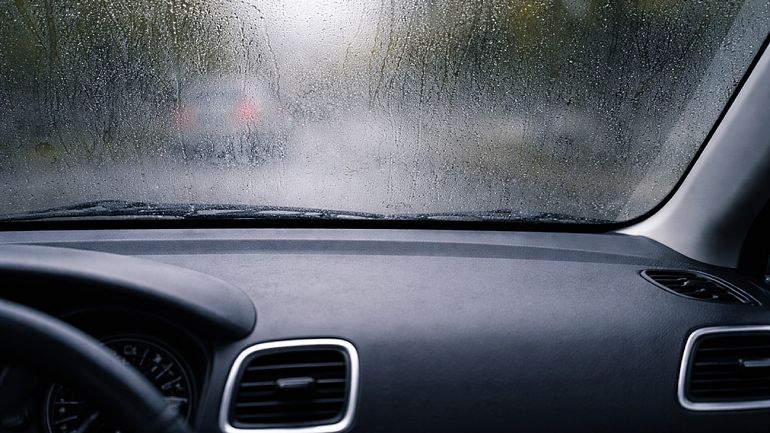 Usar una bolsa de arena para gatos dentro del auto ayuda a evitar que se empañe el parabrisas. Usar una bolsa de arena para gatos dentro del auto ayuda a evitar que se empañe el parabrisas.