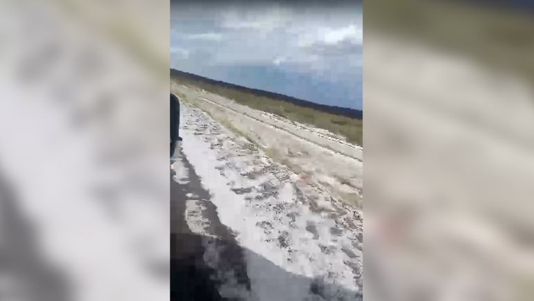 Así se veía el granizo en el acceso a Rincón de los Sauces.