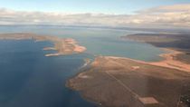 El lago Mari Menuco y Los Barreales. Los Kaxipañyñ reclamaron durante años la zona del istmo, pero finalmente no consiguieron esa tierra y un megaproyecto inmobiliario se mudó a El Chocón. Ahora cargan contra YPF por el desarrollo del shale.
