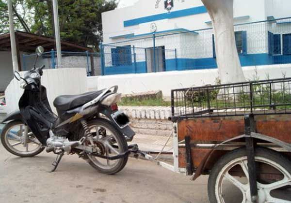 Ebrios en moto remolcaban a sus hijos en un carrito